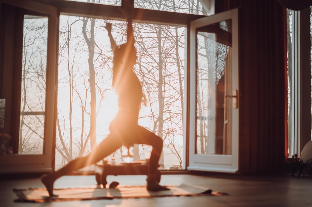 Yoga-Praxis im Sonnenlicht – Retreat-Raum für Erdung und Aufrichtung
