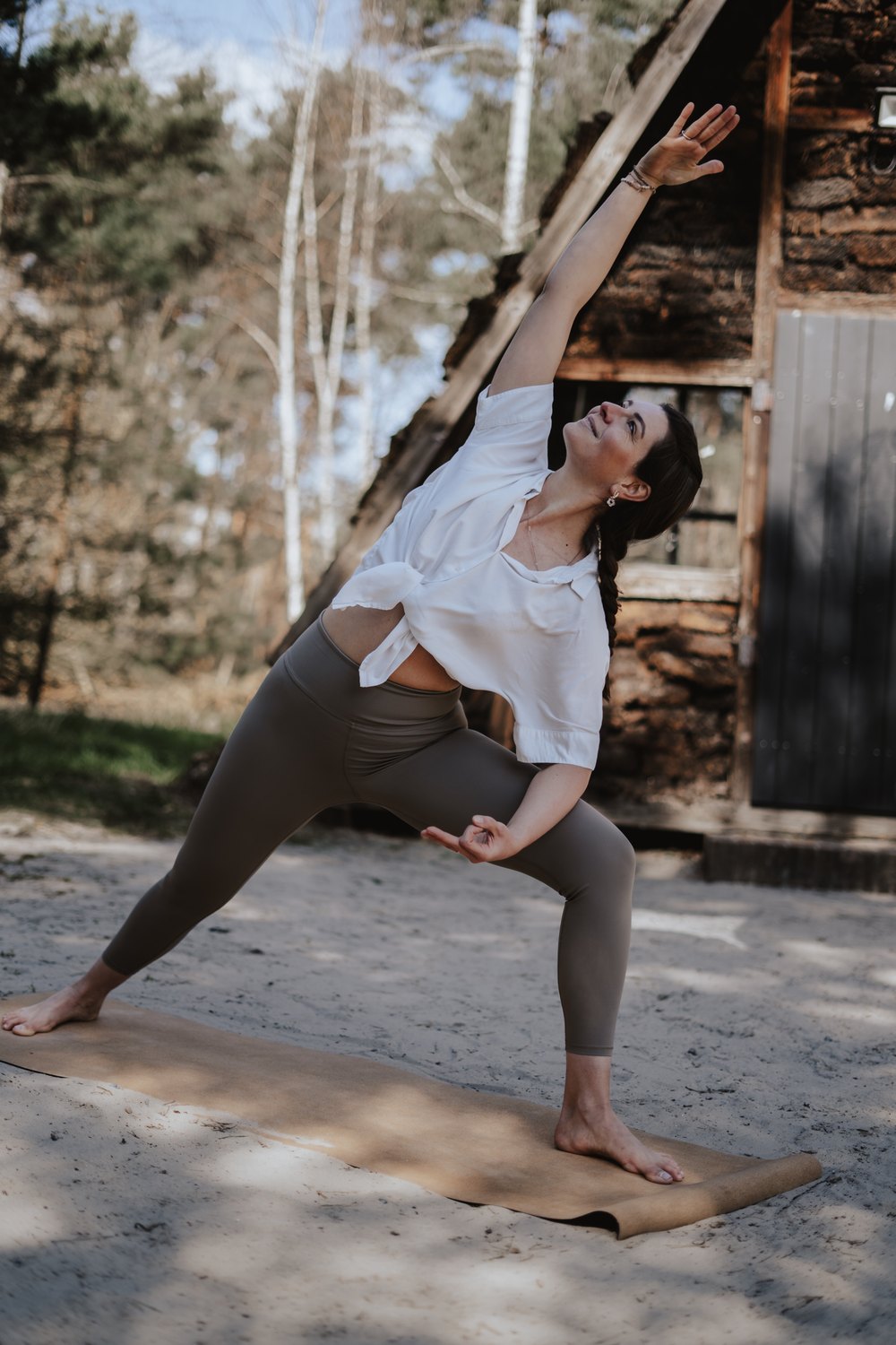 Krieger-Pose im Wald – Yogalehrerin für Team-Offsites und Retreats