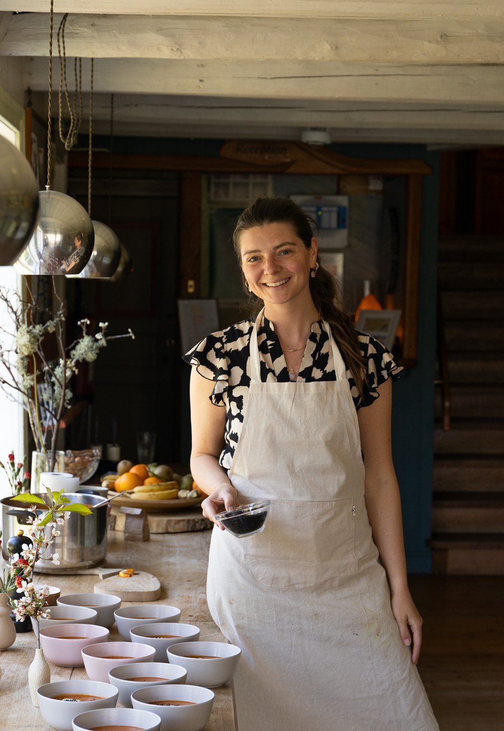 Retreat-Köchin Fabienne von Gahlen beim Anrichten von Soul Food