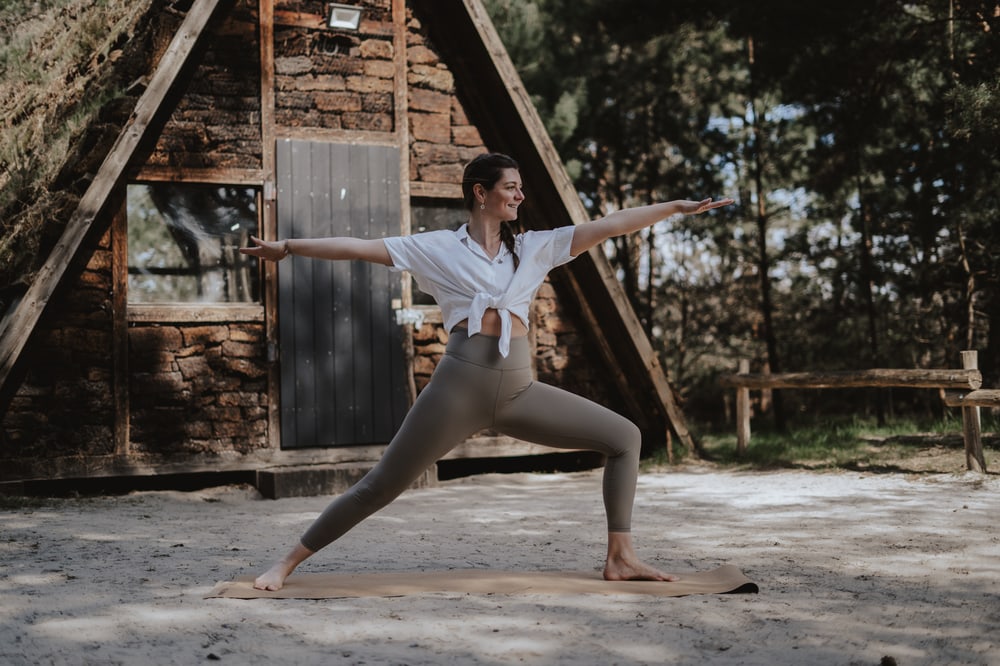 Krieger-Pose im Wald – Yogalehrerin Fabienne von Gahlen aus Dortmund