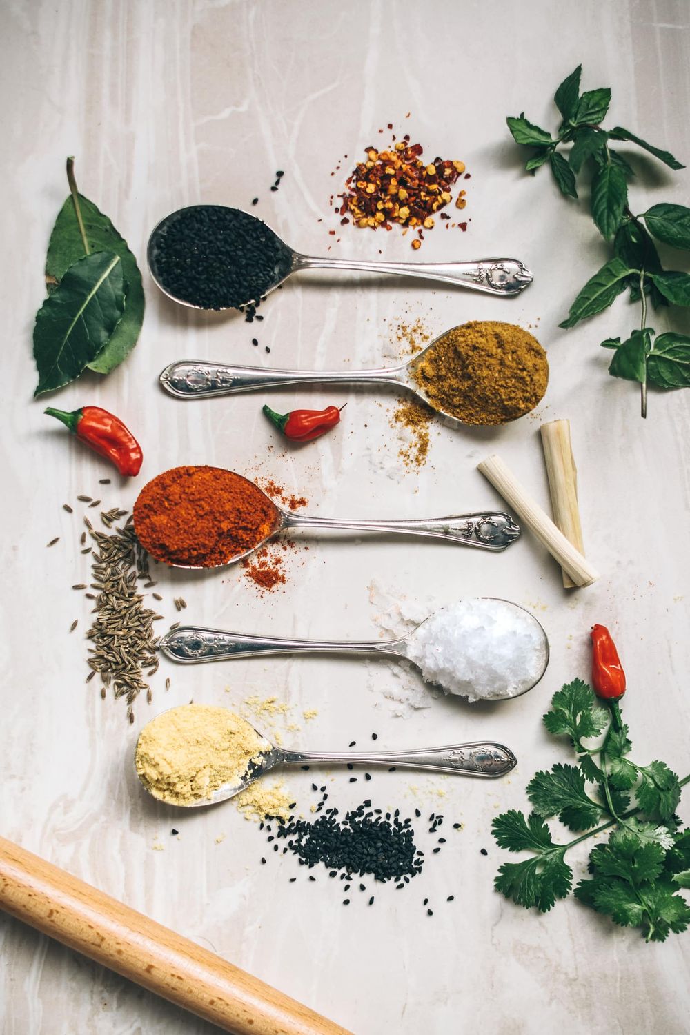 Gewürze und Kräuter in Löffeln – nährendes Soul Food für Retreats